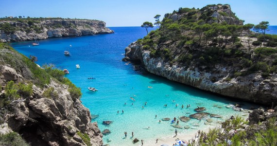 Autonomiczny rząd Balearów zapowiedział, że przed 1 lipca przyjmie na terenie archipelagu pierwsze zagraniczne grupy turystów. Wznowienie ruchu turystycznego na tych hiszpańskich wyspach wymaga jeszcze zgody rządu Pedro Sancheza, “która ma nadejść w najbliższych godzinach”.