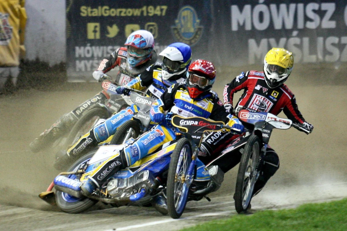 Tydzień pozostał do rozpoczęcia sezonu w żużlowej PGE Ekstralidze. W klubach trwają treningi, ale z uwagi na obostrzenia epidemiczne, przygotowania są w tym roku trudniejsze. Nie można rozgrywać na przykład sparingów, co w tym sporcie jest bardzo istotne. "Ci, którzy pierwsze mecze rozegrają u siebie, będą do tego przygotowani. Drużyny, które zagrają na wyjazdach, mogą mieć problem" - uważa były żużlowiec Krzysztof Cegielski. Prezes zarządu Stowarzyszenia Żużlowców "Metanol" zwraca też uwagę na ograniczoną liczbę mechaników w parku maszyn. "Widzę tu pewne niebezpieczeństwo" - przyznaje.