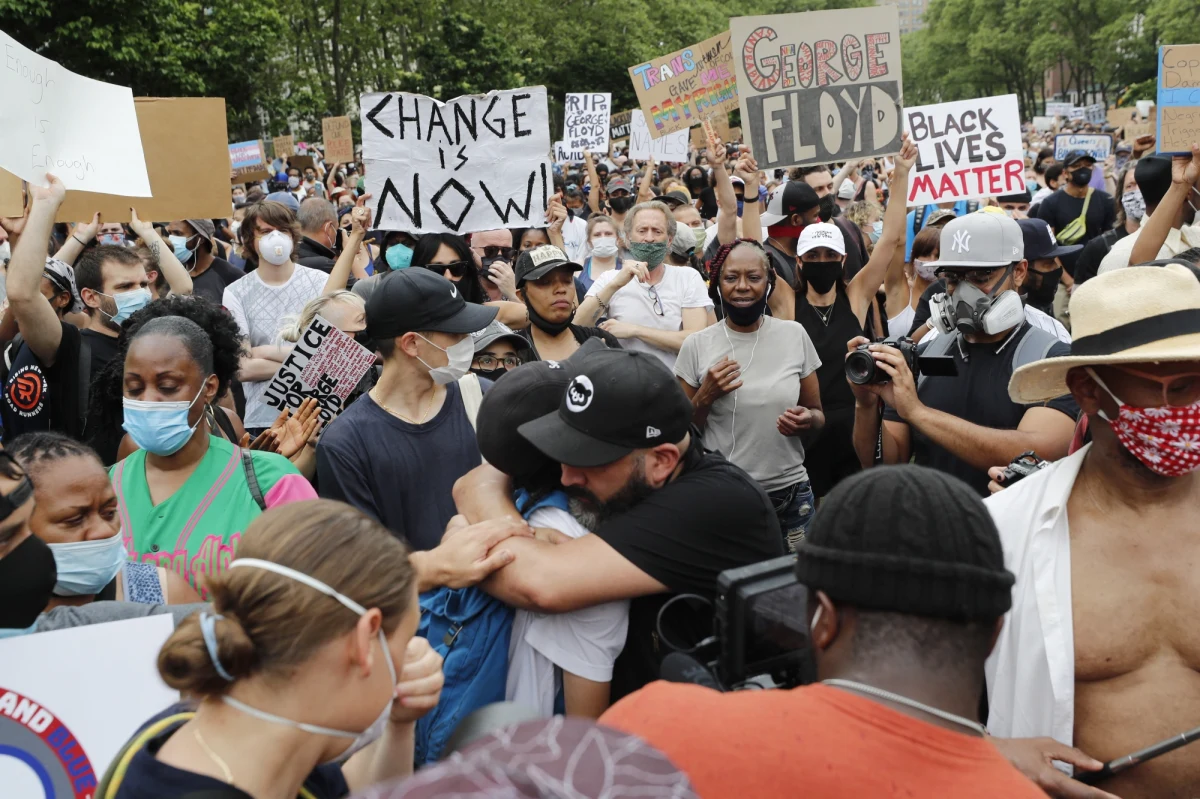 W Minneapolis rozpoczęły się uroczystości żałobne zabitego przez policję George'a Floyda. Przed konduktem żałobnym przewożącym trumnę uklęknął szef policji w Minneapolis Medaria Arradondo.