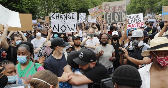 W Minneapolis rozpoczęły się uroczystości żałobne zabitego przez policję George'a Floyda. Przed konduktem żałobnym przewożącym trumnę uklęknął szef policji w Minneapolis Medaria Arradondo.