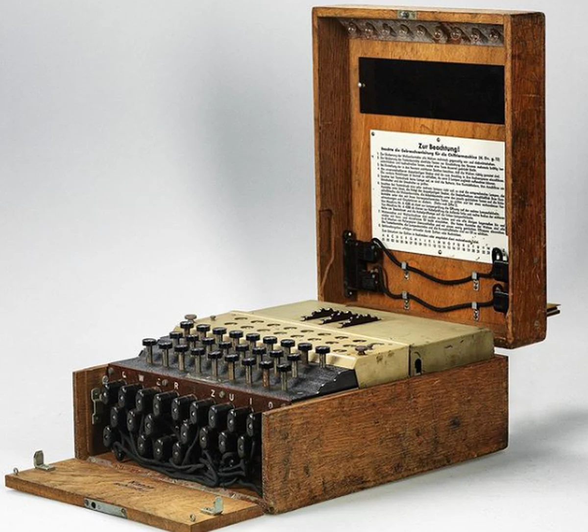 Maszyna szyfrująca Enigma używana przez niemieckie wojsko w czasie II wojny światowej została sprzedana na aukcji w Wiedniu za 117,8 tys. euro. Według domu aukcyjnego Dorotheum to jeden z nielicznych zachowanych egzemplarzy maszyny.