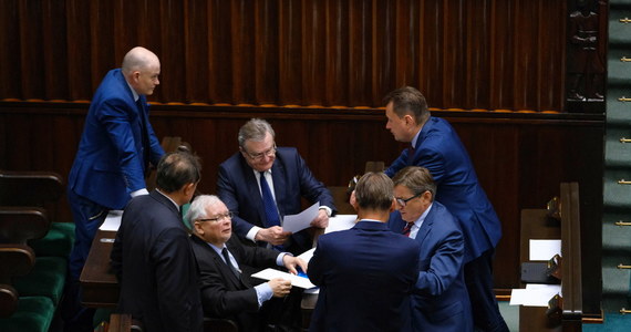 Sejm odrzucił w czwartek późnym wieczorem wniosek Koalicji Obywatelskiej o wotum nieufności wobec ministra zdrowia Łukasza Szumowskiego. Za odwołaniem ministra głosowała opozycja, przeciwko byli posłowie PiS. Wcześniej podczas debaty opozycja zarzucała Szumowskiemu nieprzygotowanie Polski na pandemię koronawirusa. Szef PO Borys Budka twierdził, że w czasie wystąpienia posłanki Barbary Nowackiej "Kaczyński nazywa posłów opozycji chamską hołotą".