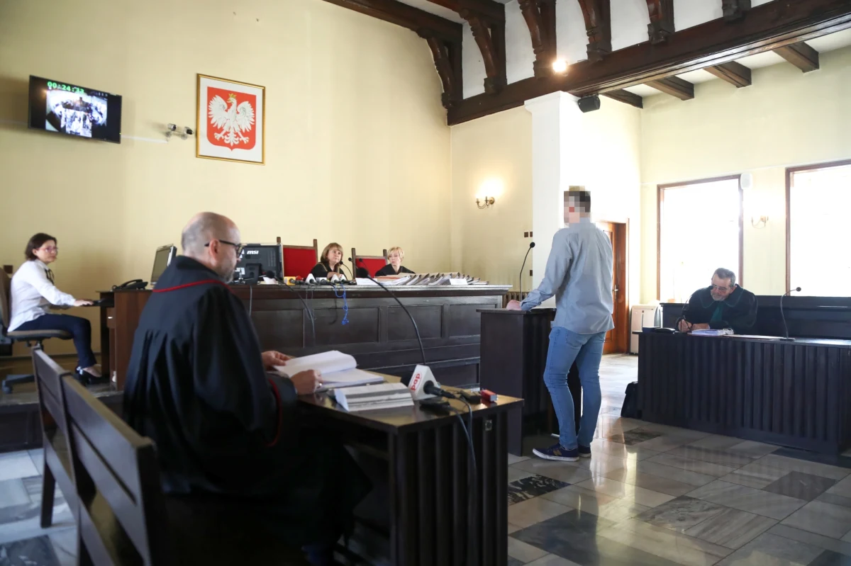 9 lipca powinien zapaść wyrok w sprawie wypadku z udziałem ówczesnej premier Beaty Szydło. W piątek sąd rejonowy w Oświęcimiu wyznaczył jeszcze dwa terminy rozpraw. Dziś przesłuchani zostali biegli z Instytutu Ekspertyz Sądowych w Krakowie. W Oświęcimiu - w ramach kampanii - pojawił się również Rafał Trzaskowski. 