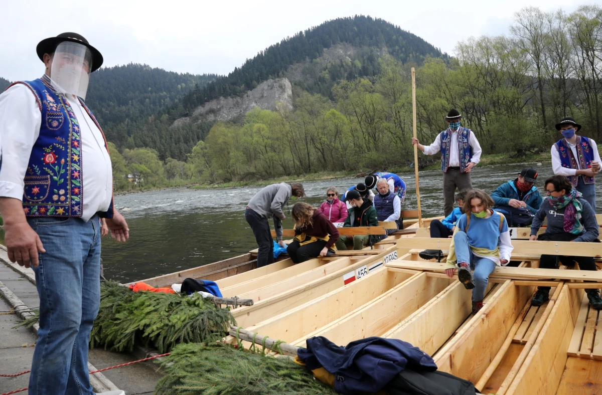 Od czerwca pienińscy flisacy mogą zabierać do 12 turystów na łodzie pływające przełomem Dunajca. Nadal obowiązują za to maseczki - powiedział prezes pienińskich flisaków Jerzy Regiec. Z powodu koronawirusa tegoroczny sezon ruszył z miesięcznym opóźnieniem - w maju. Flisacy mogli zabierać na łodzie sześć osób.
