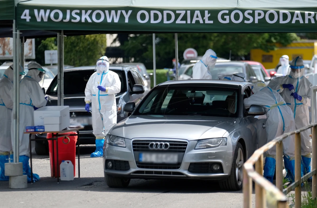 W piątek Ministerstwo Zdrowia poinformowało o 362 nowych przypadkach zakażenia koronawirusem oraz kolejnych 20 zgonach. Aktualny bilans pandemii w Polsce to 25 410 zakażonych i 1 137 ofiar śmiertelnych. Resort poinformował, że z Covid-19 wyzdrowiało 12 410 osób.