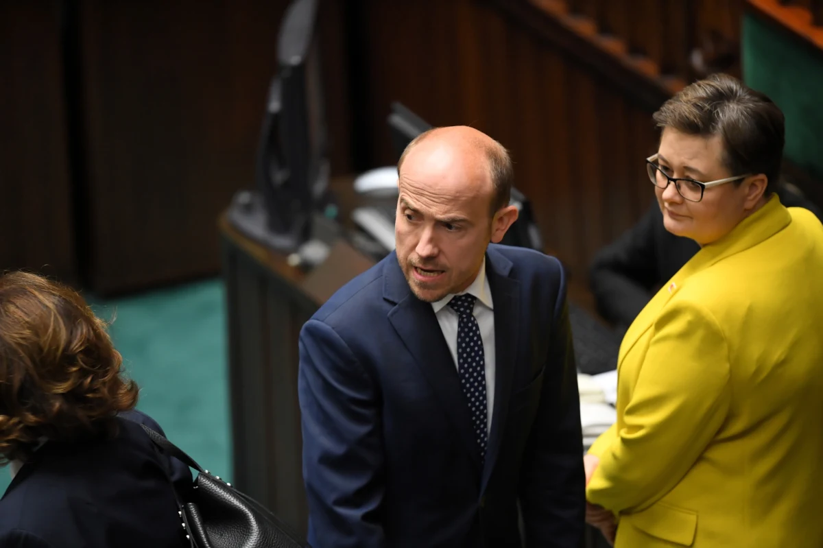 Żądamy przeprosin dla milionów Polaków od prezesa PiS Jarosława Kaczyńskiego - powiedział lider PO Borys Budka, który w Oświęcimiu odniósł się m.in. do słów prezesa PiS w Sejmie o "chamskiej hołocie" pod adresem opozycji. Kaczyński użył tego sformułowania podczas wystąpienia posłanki Barbary Nowackiej.