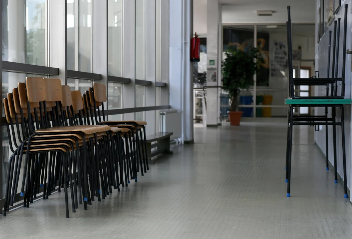 "Dyrektorzy nie mają obowiązku przeprowadzania badania i mierzenia temperatury" - twierdzi przed egzaminami maturalnymi - szef Centralnej Komisji Egzaminacyjnej Marcin Smolik. Jak zaznacza, zaleca dyrektorom ostrożność i rozważność przed podejmowaniem decyzji o niewpuszczeniu ucznia na egzamin. 