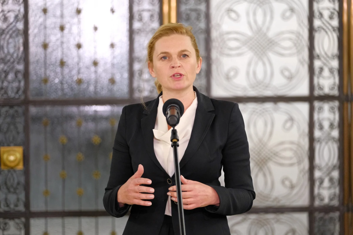 Pan Kaczyński po raz kolejny pokazał swoje prawdziwe oblicze i zaczął wyzywać opozycję. Za to, że sam zachował się niekulturalnie, zakłócając wystąpienie - powiedziała w rozmowie z Onetem Barbara Nowacka, komentując słowa prezesa PiS o "hołocie chamskiej".