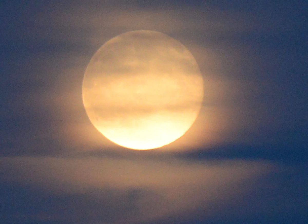 Już dziś na niebie będzie można zobaczyć "truskawkowy Księżyc". Pełnia nastąpi o godzinie 21:12. 