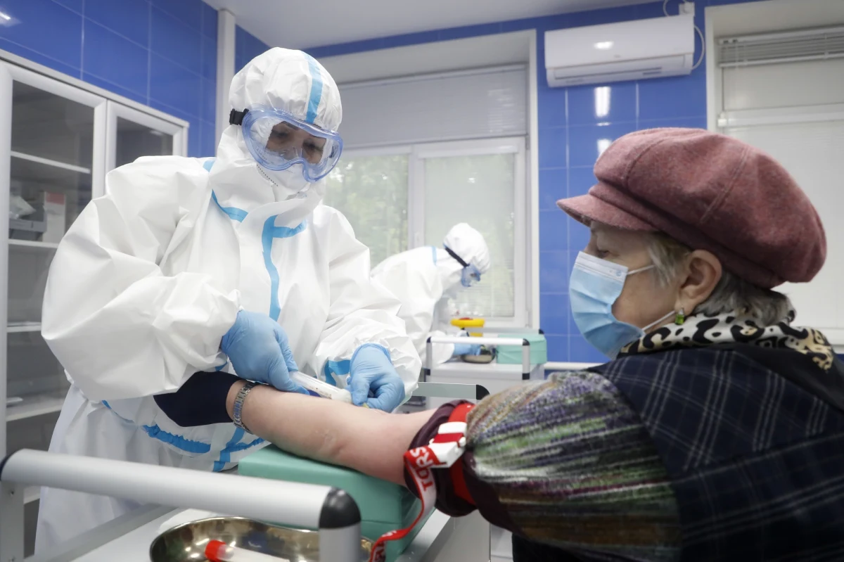 "Rozpoczynamy badania osób wyjeżdżających do sanatoriów. 2 tys. osób otrzymało już informację, że w przyszłym tygodniu muszą się udać na badanie do punktu drive-thru, jeżeli chcą jechać do sanatorium" - powiedział w piątek rzecznik Ministerstwa Zdrowia Wojciech Andrusiewicz.