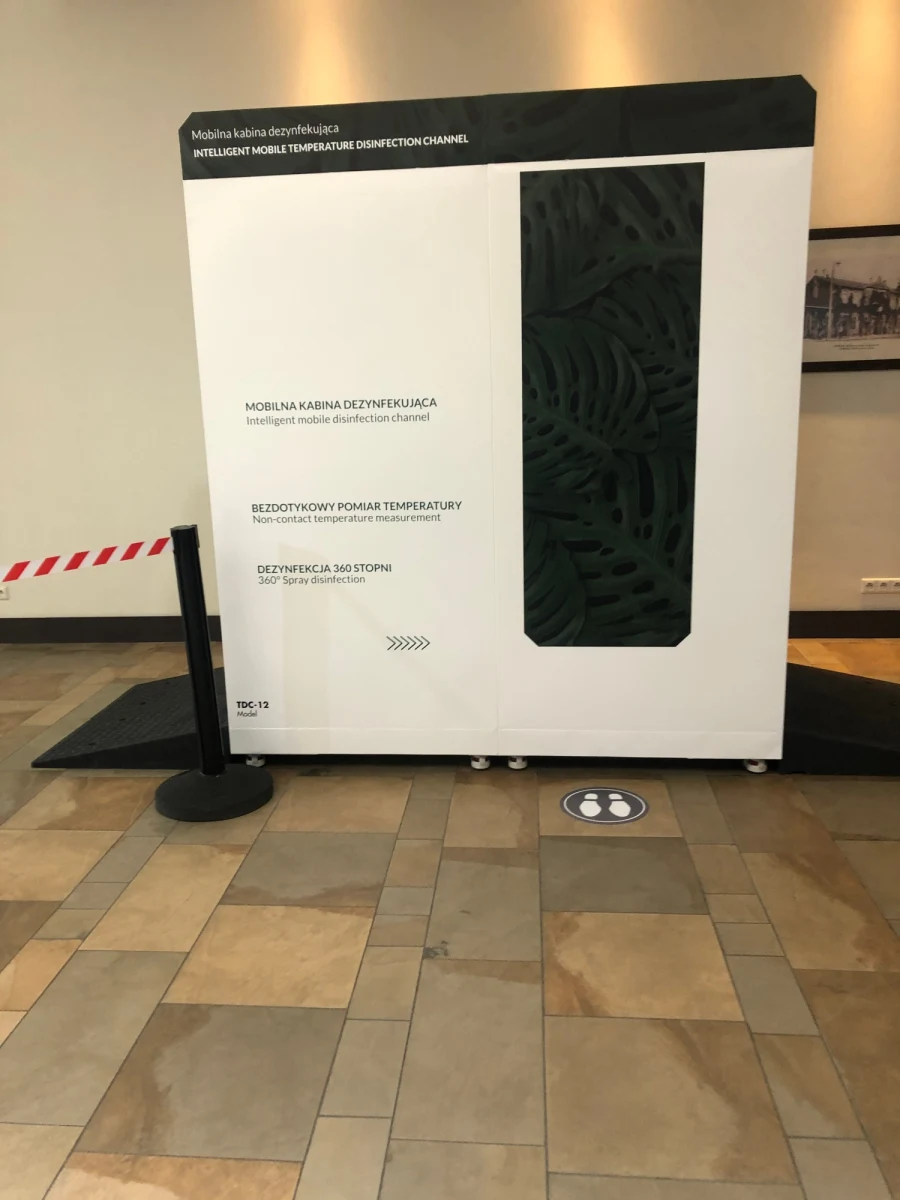 Mobilną kabinę do dezynfekcji, która mierzy temperaturę zaprezentowali dziś polscy naukowcy. Kabina może stanąć w szpitalach, galeriach handlowych, zakładach produkcyjnych albo hotelach. W ciągu godziny może z niej korzystać 250 osób. 