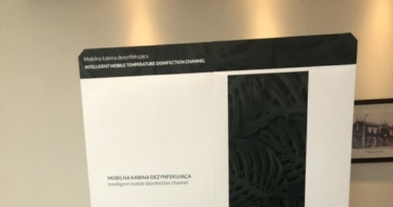 Mobilną kabinę do dezynfekcji, która mierzy temperaturę zaprezentowali dziś polscy naukowcy. Kabina może stanąć w szpitalach, galeriach handlowych, zakładach produkcyjnych albo hotelach. W ciągu godziny może z niej korzystać 250 osób. 