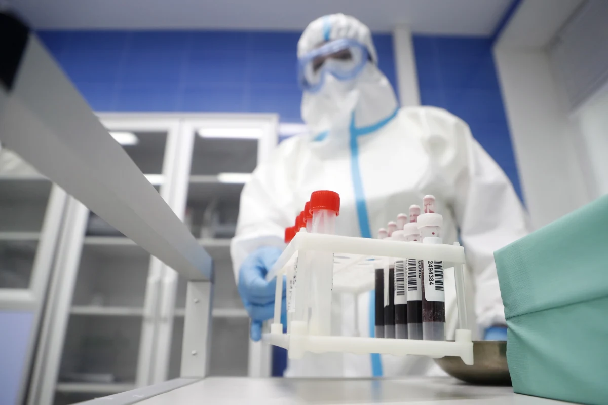 Większość krajów – w tym Polska – luzuje obostrzenia, które obowiązywały w związku z pandemią koronawirusa. Teraz największym wyzwaniem jest ograniczenie sytuacji, w których może dojść do zakażenia koronawirusem kilkunastu, a nawet kilkudziesięciu osób. Prof. Adam Kucharski z Londynu ocenia, że 10-15 proc. osób jest odpowiedzialnych za 80 proc. zakażeń.