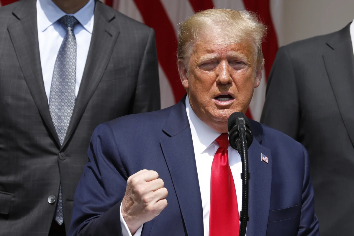 Prezydent Stanów Zjednoczonych Donald Trump powiedział w piątek, że jego kraj "w znacznym stopniu przezwyciężył" pandemię koronawirusa, chociaż Covid-19 wciąż zabija codziennie w USA około 1000 osób.