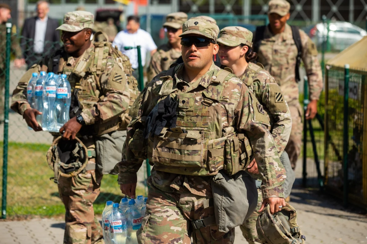 Nie wiążemy obecności wojska amerykańskiego w Polsce z decyzjami dotyczącymi obecności w innych krajach - powiedział szef gabinetu prezydenta Krzysztof Szczerski. Nawiązał w ten sposób do informacji, że prezydent Donald Trump nakazał Pentagonowi wycofać z Niemiec 9,5 tysiąca amerykańskich żołnierzy, a według agencji Reutera część z nich ma zostać przerzucona do Polski.