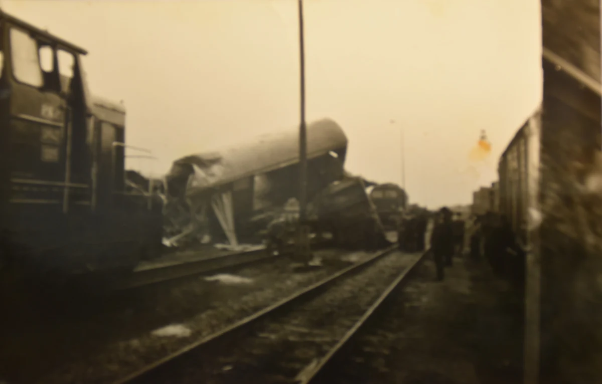 W dawnej stolicy województwa pilskiego próżno szukać tablicy, krzyża czy choćby symbolicznego kamienia w miejscu wypadku, który pochłonął 10 ofiar. Byli to głównie młodzi żołnierze z jednostki w Bolesławcu, którzy jechali na poligon w Ustce. Rannych w wypadku zostało 28 ich kolegów. W Pile pociąg zatrzymał się kwadrans przed szóstą rano. Po rutynowym sprawdzeniu składu, tzw. eszelon ruszył w dalszą drogę. Przejechał zaledwie kilkaset metrów. 