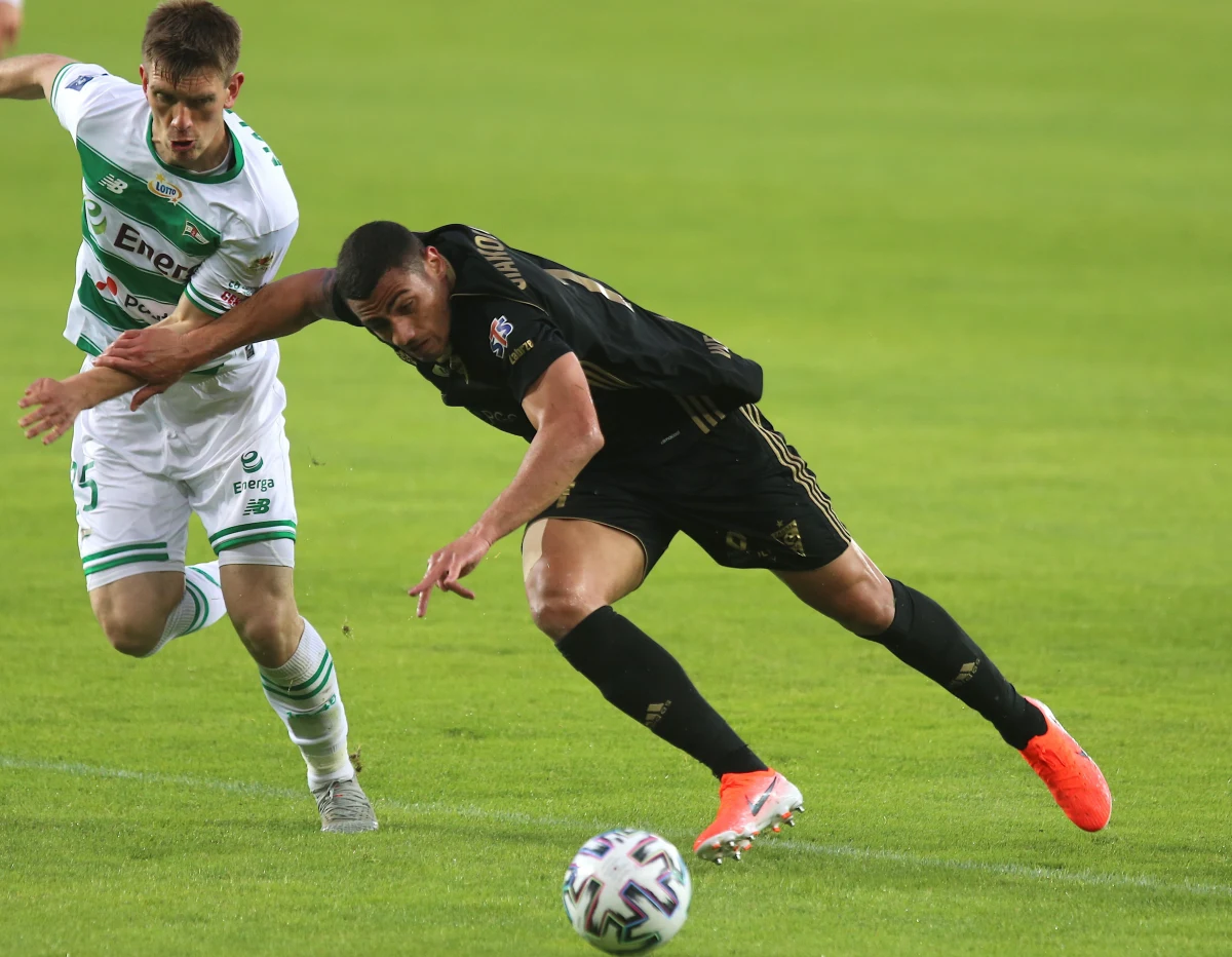 Górnik Zabrze zremisował u siebie z Lechią Gdańsk 2:2 w meczu 28. kolejki piłkarskiej ekstraklasy. Gospodarze prowadzili 2:0, punkt dla Lechii uratował dwoma trafieniami rezerwowy Łukasz Zwoliński. 