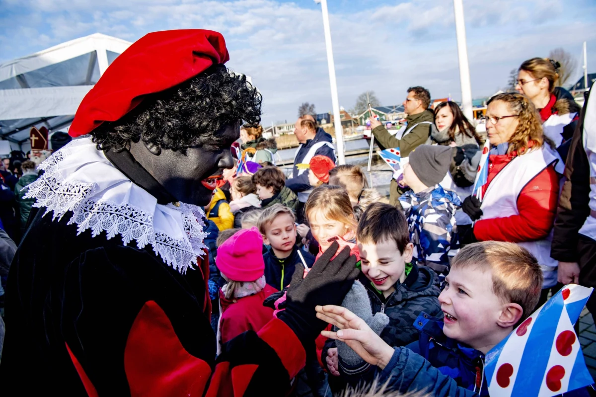 Premier Holandii Mark Rutte jest przekonany, że stosunek do Zwarte Piet, czyli Czarnego Piotrusia, który zgodnie z niderlandzką tradycją pomaga Świętemu Mikołajowi, w ostatnich latach „bardzo się zmienił”. Dodał, że postać ta za kilka lat zniknie.