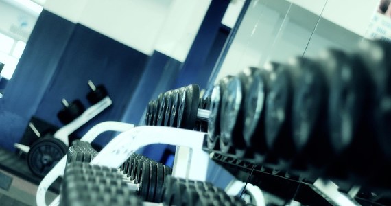 Dziś ruszają m.in. kluby fitness, parki rozrywki, baseny, sale zabaw i siłownie; funkcjonowanie wznawiają też organizatorzy kongresów i targów. Odmrożone branże muszą przestrzegać zaleceń sanitarnych przygotowanych przez Ministerstwo Rozwoju we współpracy z GIS i MZ.