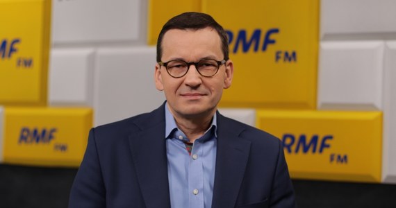 "Tak, oczywiście że tak. (...) Zgodnie z naszą obietnicą 14. emerytura będzie wypłacona" - zadeklarował w rozmowie z RMF FM gość Krzysztofa Ziemca Mateusz Morawiecki. "Wszystkie nasze obietnice zostaną wykonane" - zapewnił premier. Szef rządu bronił też w programie ministra zdrowia. Mateusz Morawiecki powiedział, że uważa Łukasza Szumowskiego za człowieka kryształowego. „Mam pełne zaufanie do pana ministra Szumowskiego. Uważam, że to, że mamy takie bardzo mocne ataki na ministra zdrowia wynika z tego, że po stronie opozycji była niezdrowa nadzieja, że sytuacja pandemiczna będzie u nas zła” – mówił premier. Prezes Rady Ministrów wziął też w obronę prezesa PiS. Jego zdaniem, Jarosław Kaczyńskie nie zachował się niewłaściwie nazywając opozycję chamską hołotą. „Czasami powinny paść męskie słowa dla opamiętania się drugiej strony i nie było tutaj niczego niewłaściwego” – argumentował. Zdradził też, że ma nadzieję, że "część żołnierzy, stacjonujących dzisiaj w Niemczech i wycofywanych przez Stany Zjednoczone, rzeczywiście trafi do Polski".