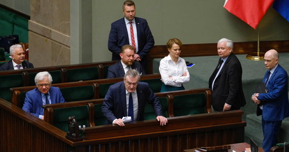 Pan prezes Jarosław Kaczyński jest osobą najbardziej atakowaną i moim zdaniem czasami muszą paść takie męskie słowa – tak premier Mateusz Morawiecki odniósł się w sobotę w RMF FM do słów Jarosława Kaczyńskiego, które padły w czasie obrad Sejmu w kierunku posłów opozycji. Szef PiS-u mówił o „chamskiej hołocie”.