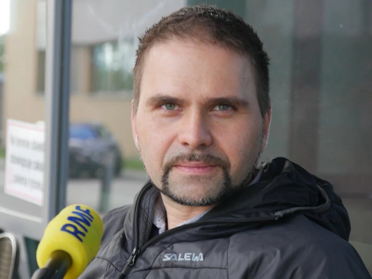 Na razie w Polsce się nic złego nie wydarzyło. Mieliśmy bardzo mało przypadków dzięki bardzo szybkiej izolacji. Ale nie sądzę żeby ten wirus zniknął. Jeżeli my zlekceważymy to, co się będzie działo, nie wiemy kiedy, czy teraz czy jesienią, to najgorsze przed nami. Jeżeli to potraktujemy poważnie, jeżeli będziemy mądrze postępować, to myślę że najgorsze się nie wydarzy - mówi RMF FM profesor Krzysztof Pyrć, kierownik Pracowni Wirusologii Małopolskiego Centrum Biotechnologii Uniwersytetu Jagiellońskiego. Jego zdaniem, druga fala przyjdzie w momencie, kiedy pogoda i my na to pozwolimy. Dlatego musimy trzymać gardę. Jak podkreśla, jeżeli pojawią się sygnały, że zwiększa się liczba przypadków, to musimy się od siebie znowu oddalić, przyhamować tę falę.