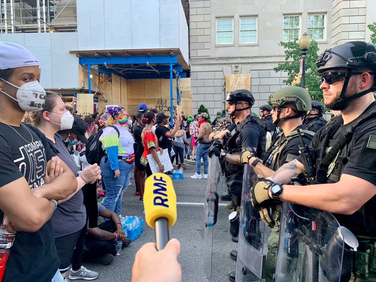 W Waszyngtonie trwają masowe demonstracje spowodowane zabójstwem George'a Floyda przez policję w Minneapolis. Policja szacuje, że demonstrować w stolicy USA może nawet kilkadziesiąt tysięcy ludzi.