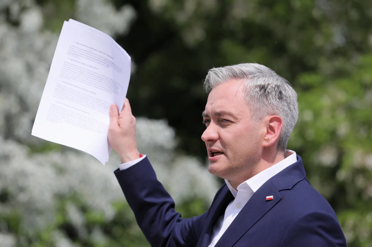 Kandydat Lewicy na prezydenta Robert Biedroń zapowiedział, że pieniądze przewidziane dla Polski w unijnym planie wsparcia gospodarki wobec koronakryzysu należy przeznaczyć na edukację, ochronę zdrowia, tanie mieszkania i energie odnawialne.