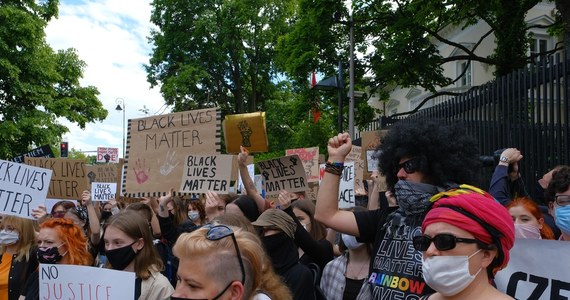 W sobotę przed ambasadą USA w Warszawie odbył się protest w związku ze śmiercią George'a Floyda. Manifestujący wyrażali swój sprzeciw wobec rasizmu i brutalnym zachowaniom amerykańskiej policji wobec Afroamerykanów.