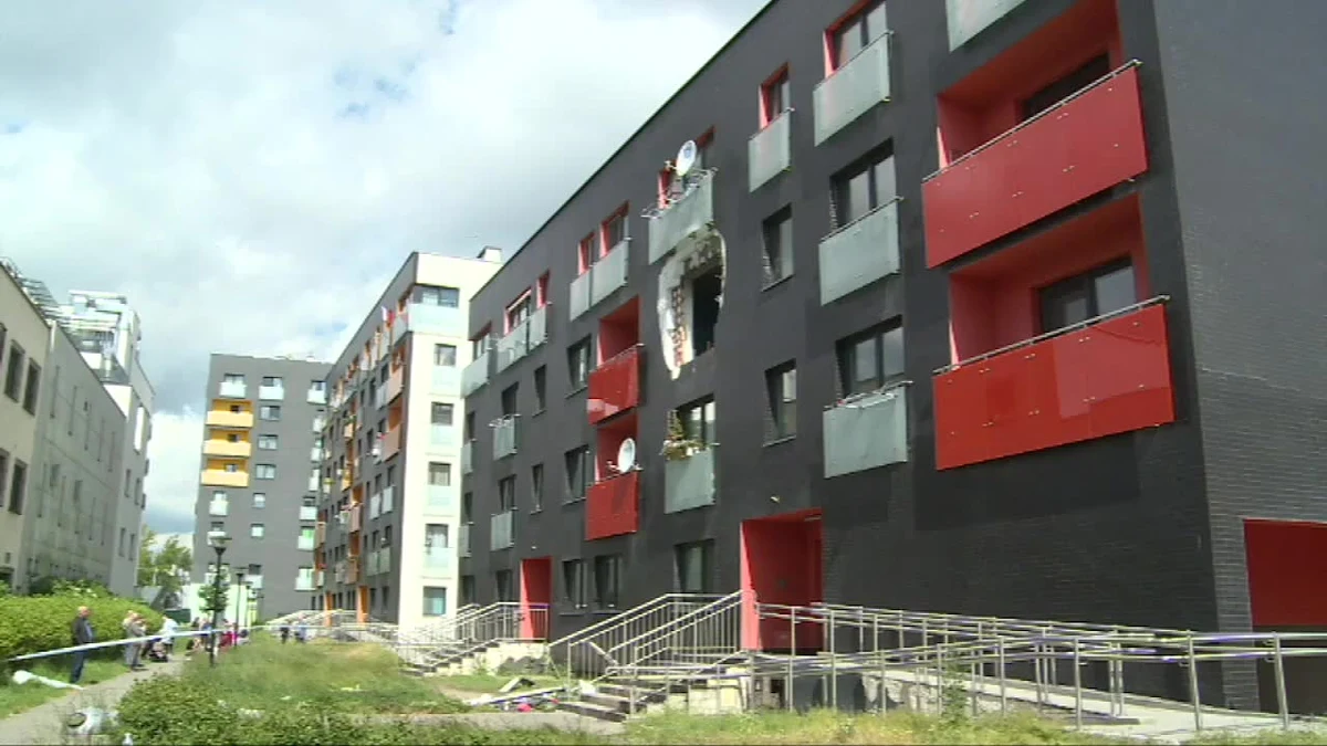 Dwoje dzieci i kobieta trafili do szpitala po wybuchu w mieszkaniu na warszawskim Mokotowie. Na miejscu powstał pożar, który już udało się ugasić. W pomieszeczniu wybuchła najprawdopodobniej elektryczna hulajnoga - dowiedział się nieoficjalnie reporter RMF FM Krzysztof Zasada.