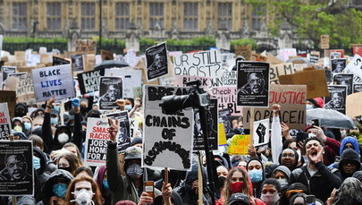 Tysiące osób protestowało w Londynie po śmierci George'a Floyda. Mimo deszczu i koronawirusa