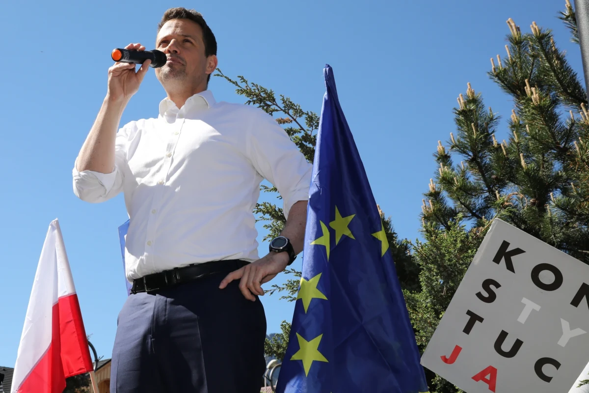 Jeżeli spotka mnie najwyższy zaszczyt zostać prezydentem, to nie pozwolę, żeby nas dzielono, żeby nas opluwano, nie pozwolę na ten język pogardy – mówił w sobotę w Krakowie kandydat KO na prezydenta Rafał Trzaskowski. „Wychodzę z wami ‘na pole’, na ubite pole upomnieć się o lepszą Polskę” - zwrócił się do krakowian przybyłych na Rynek Główny.