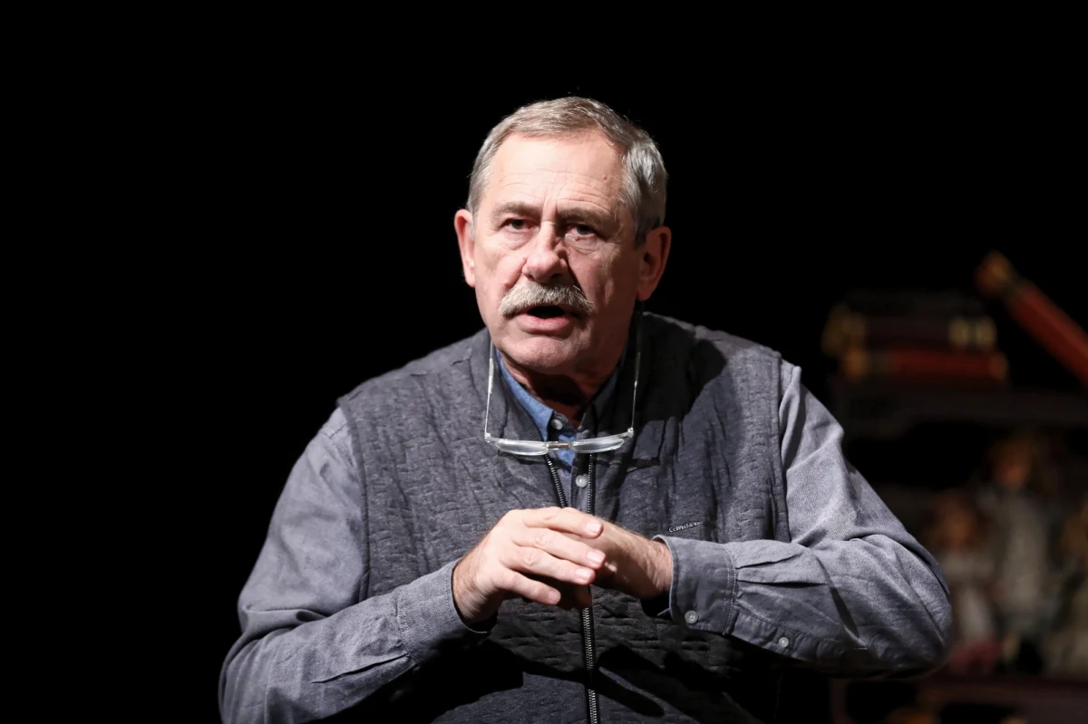 Andrzej Strzelecki, aktor znany widzom m.in. z serialu "Klan" i były rektor Akademii Teatralnej w Warszawie, choruje na nieoperacyjnego raka płuc. Szansą na jego wyleczenie jest kosztowna kuracja w USA. W tym celu uruchomiono dwie zbiórki pieniędzy. Kwota do zebrania to 1,5 mln złotych.