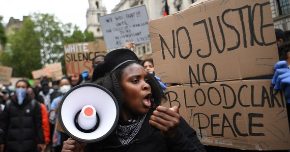 W sobotę wieczorem, pod koniec spokojnego w większości protestu ruchu Black Lives Matter, doszło w Londynie do starć grupy uczestników z policją. Starcia miały miejsce w rządowej dzielnicy Whitehall, niedaleko rezydencji premiera przy Downing Street.