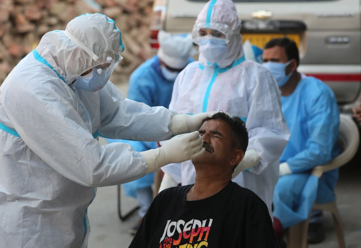 Grypa przenosi się jak COVID-19, jest mniej zaraźliwa; często ma podobne objawy, ale zwykle jest mniej groźna i łatwiej jej uniknąć, ponieważ istnieją skuteczne leki i szczepionki. Jak jednak zaznacza WHO, obie choroby trudno od siebie odróżnić na podstawie objawów.