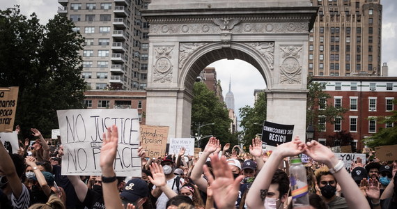 Dziesiątki tysięcy osób przyciągnęły w Nowym Jorku w sobotę liczne demonstracje przeciw brutalności policji. Ludzie gromadzili się w różnych miejscach od Archbishop Molloy High School w Queensie po teren przed gmachem stanowego Sądu Najwyższego na Manhattanie.