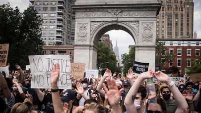 "Ręce do góry, nie strzelajcie". Tysiące osób protestowało w Nowym Jorku