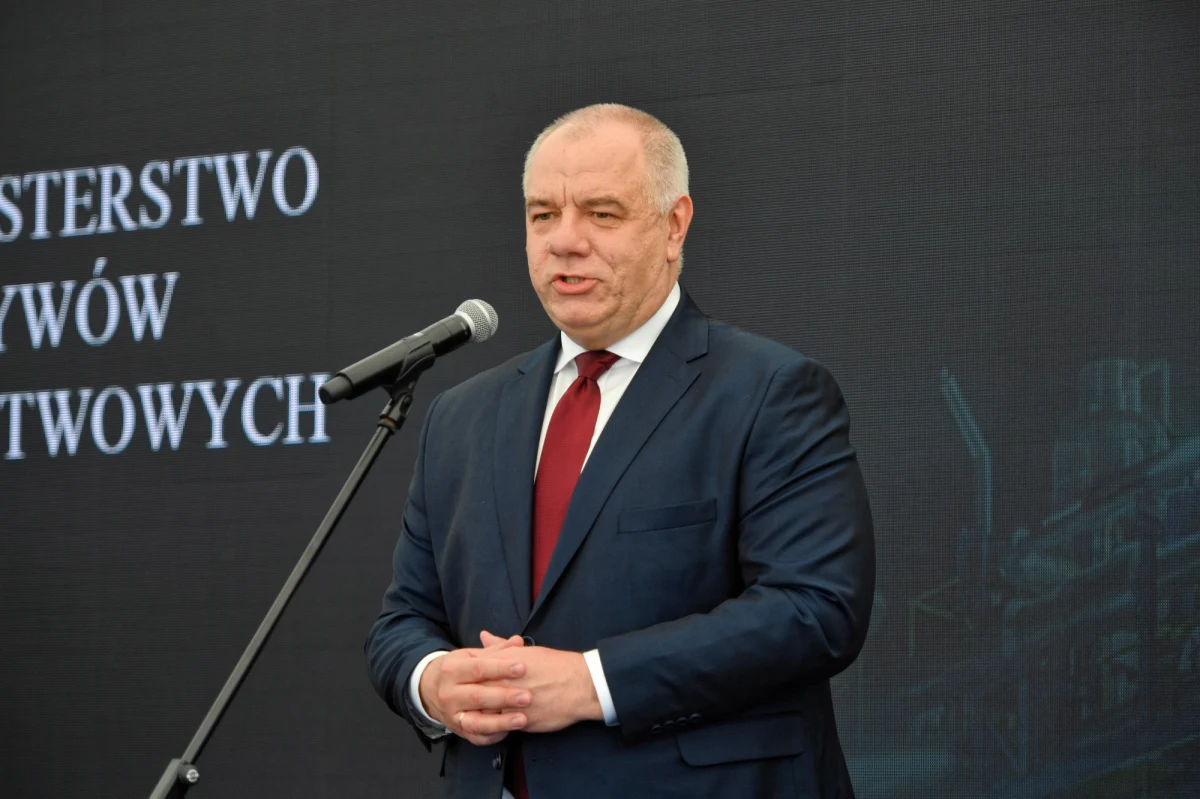 Ponad połowa Polaków chce dymisji wicepremiera i ministra aktywów państwowych Jacka Sasina - tak wynika z sondażu SW Research przeprowadzonego dla "Rzeczpospolitej". 28 maja Sejm odrzucił wniosek o wotum nieufności dla Sasina zgłoszony przez posłów opozycji.