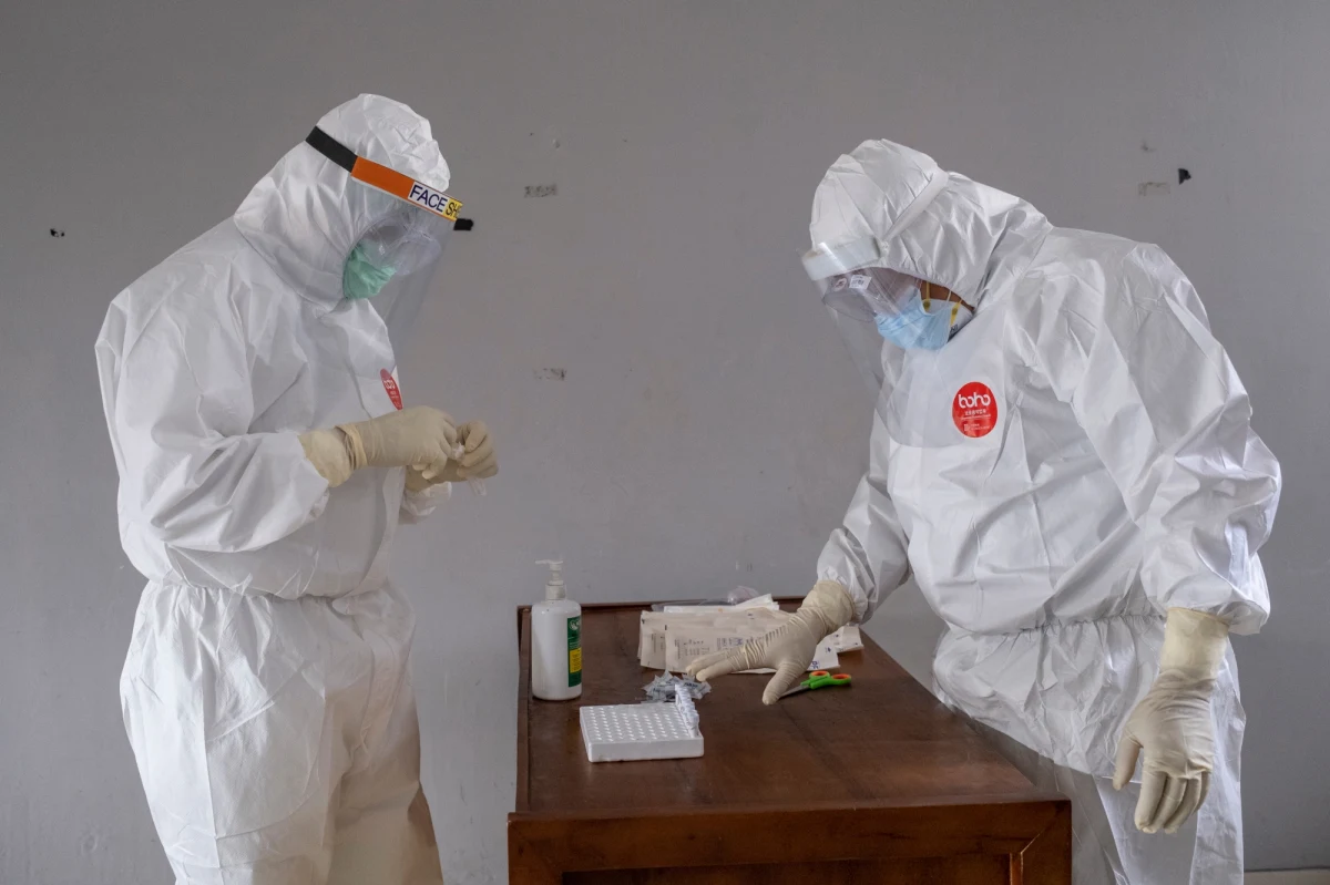 W niedzielę Ministerstwo Zdrowia poinformowało o 575 nowych potwierdzonych przypadkach zakażenia koronawirusem oraz o 4 kolejnych ofiarach śmiertelnych. Aktualny bilans epidemii w Polsce to 26 561 zakażonych i 1 157 ofiar śmiertelnych. Resort przekazał również informację, że dotychczas wyzdrowiało 12 855 osób zakażonych SARS-CoV-2.