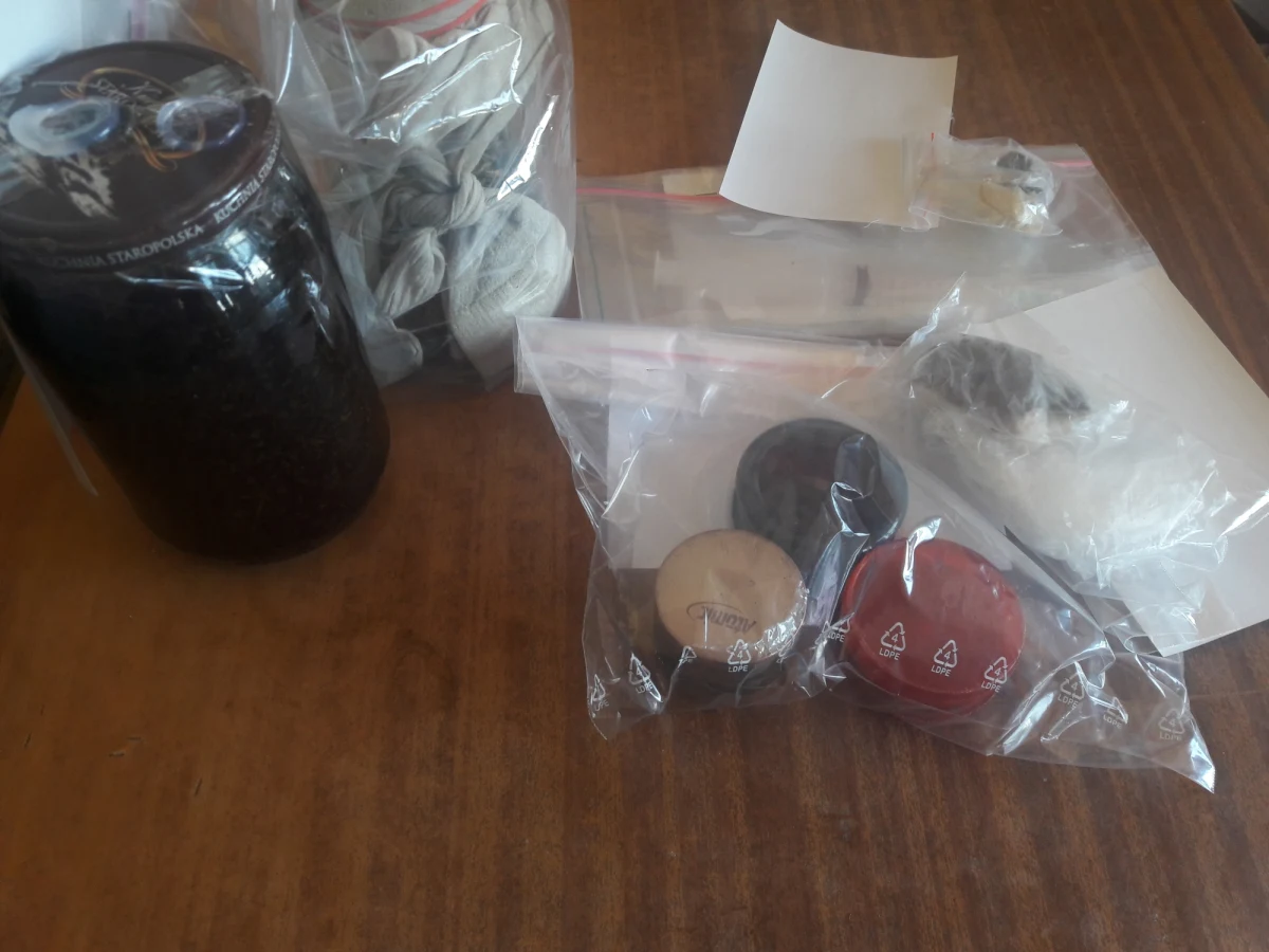 Ciało 20-letniej kobiety znaleźli policjanci w mieszkaniu na terenie poznańskiego Grunwaldu.20-letni mężczyzna trafił do szpitala. Policjantów zaalarmował ich kolega, który nie mógł się z nim skontaktować.