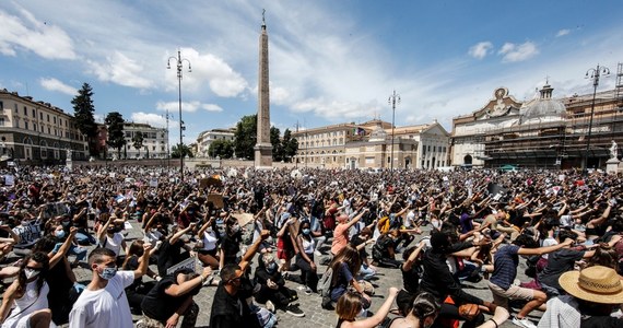 Wielotysięczny wiec przeciwko rasizmowi odbył się w niedzielę w Rzymie. Jego uczestnicy oddali hołd zabitemu przez policjanta w Minneapolis George'owi Floydowi, przyklękając na ponad osiem minut - tyle, ile trwała agonia uduszonego mężczyzny.
