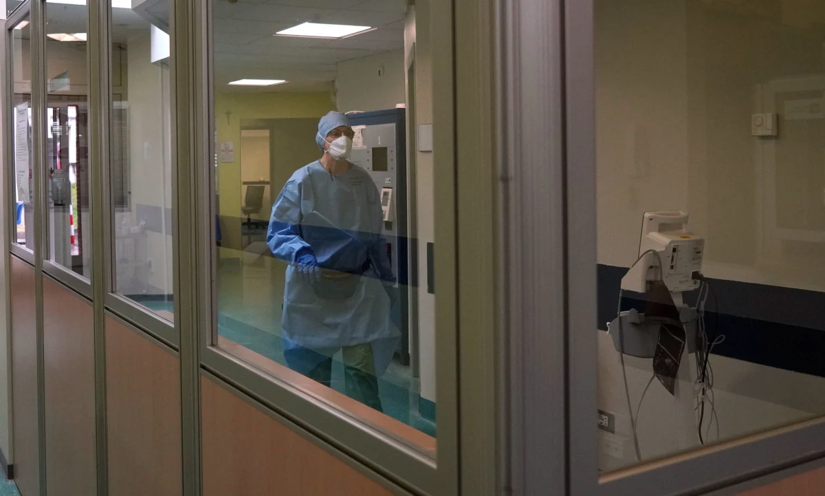 Wstrzymane są przyjęcia na oddział chirurgii w szpitalu powiatowym w Zawierciu. To drugi oddział  w tej placówce, gdzie w ostatnich dniach stwierdzono zakażenie koronawirusem. Wcześniej wstrzymano przyjęcia na oddział wewnętrzny. To nie pierwszy raz, kiedy w tym szpitalu zdiagnozowano ognisko zakażeń - podobna sytuacja miała miejsce w kwietniu.
