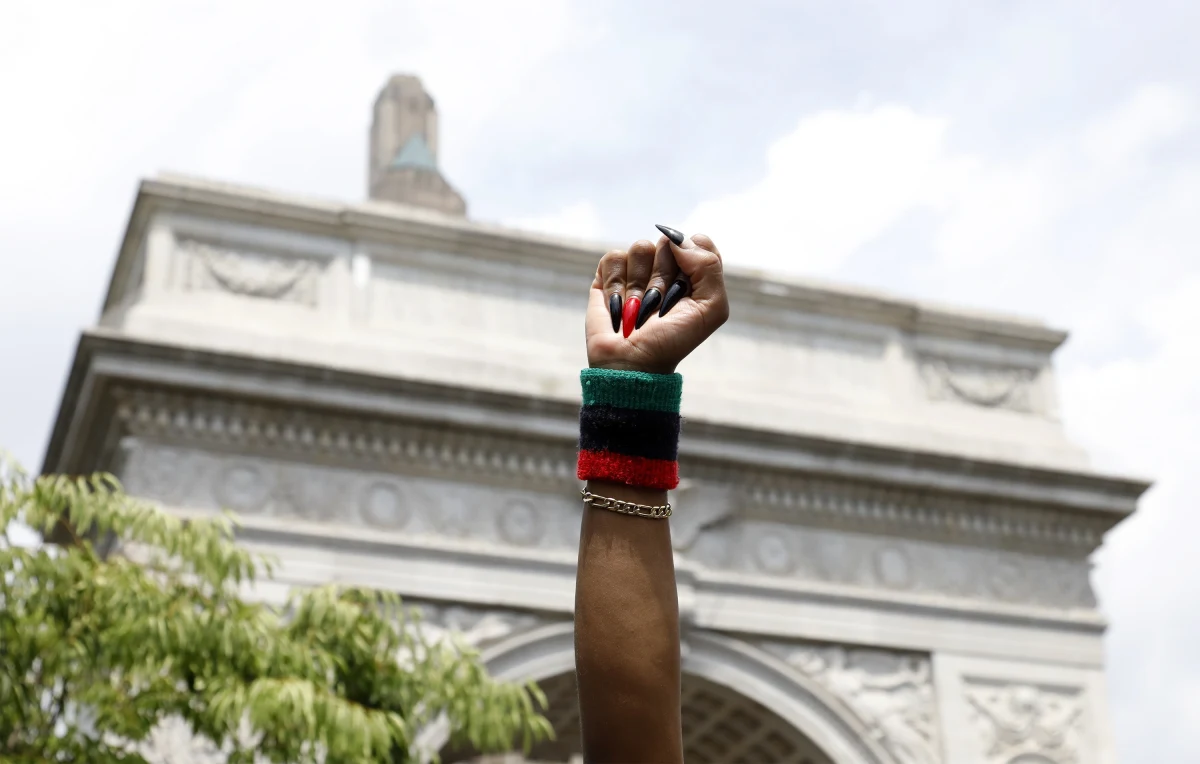 Burmistrz Nowego Jorku Bill de Blasio ogłosił w niedzielę, wcześniej niż oczekiwano, zniesienie godziny policyjnej w mieście. Na decyzję miał wpływ pokojowy charakter protestów przeciw brutalności policji w ostatnich dniach.