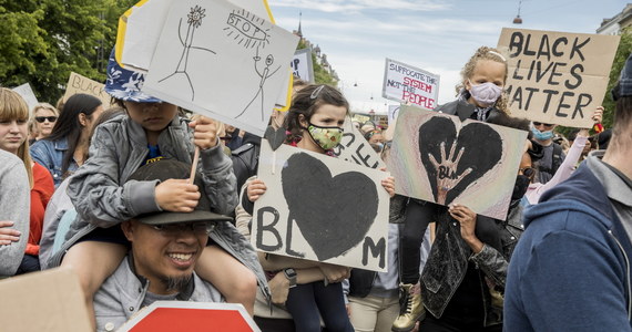 Demonstrujący w Bristolu rozebrali pomnik handlarza niewolnikami i wrzucili go do portu. W Wielkiej Brytanii od soboty trwają antyrasistowskie manifestacje.