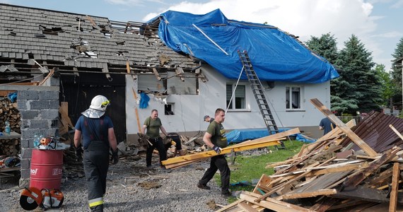 Uszkodzone dachy, zerwane przewody energetyczne, zniszczone garaże. W sumie 336 interwencji straży pożarnej po gwałtowanych burzach i wichurach odnotowały służby w niedzielne popołudnie.  W miejscowości Zarębice jedna osoba została przygnieciona przez zerwany podmuchami wiatru dach.