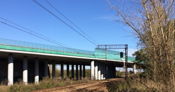 Cudem uniknął śmierci kierowca, który przejeżdżał przez remontowany przejazd kolejowy w Szymanowicach koło Łowicza. Samochód zawisł na torach. Kierowca wyskoczył zanim auto staranował pociąg.