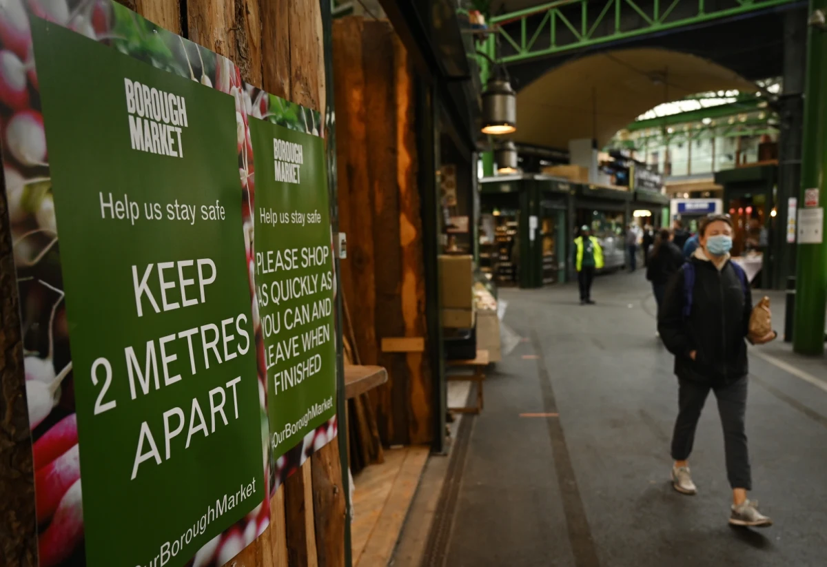 Od poniedziałku wszyscy przyjeżdżający do Wielkiej Brytanii - zarówno jej obywatele, jak i cudzoziemcy - muszą przejść obowiązkową dwutygodniową kwarantannę. Jak wyjaśnia rząd, wprowadzona ona jest, gdyż obecnie to importowane zakażenia stanowią większe ryzyko.