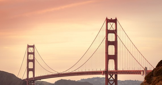 Słynny most Golden Gate w San Francisco zamienił się w miniony weekend... w gwizdek. Silny zachodni wiatr sprawił, że konstrukcja zaczęła wydawać głośny, przeciągły dźwięk. Był on słyszany nawet z odległości kilku kilometrów.