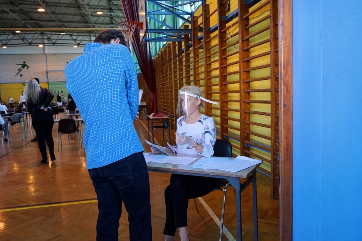 W tym roku na maturze nie będzie obowiązkowych egzaminów ustnych. Egzaminy ustne zdawać będą tylko nieliczni chętni, głównie ci, którzy zamierzają studiować poza Polską i muszą przedstawić wynik z egzaminu ustnego w postępowaniu rekrutacyjnym na uczelnię.