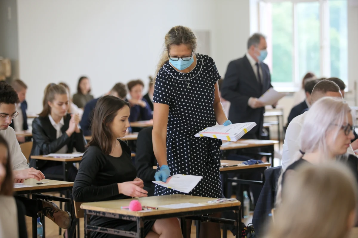 W poniedziałek w całej Polsce rozpoczną się matury, jakich jeszcze nie było. Egzaminy odbędą się zgodnie ze specjalnymi wytycznymi. Czekając na wejście do szkoły albo sali egzaminacyjnej, zdający muszą pamiętać o obowiązku zakrywania ust i nosa. Dziś na pierwszy ogień matura z polskiego. Potem w kolejnych dniach matematyka oraz przedmioty dodatkowe, zdawane pisemnie na poziomie rozszerzonym. Wśród nich króluje angielski i geografia. Jak co roku na RMF24 będziemy publikować arkusze maturalne oraz propozycje rozwiązań przygotowane przez ekspertów RMF FM i portal Interia.pl